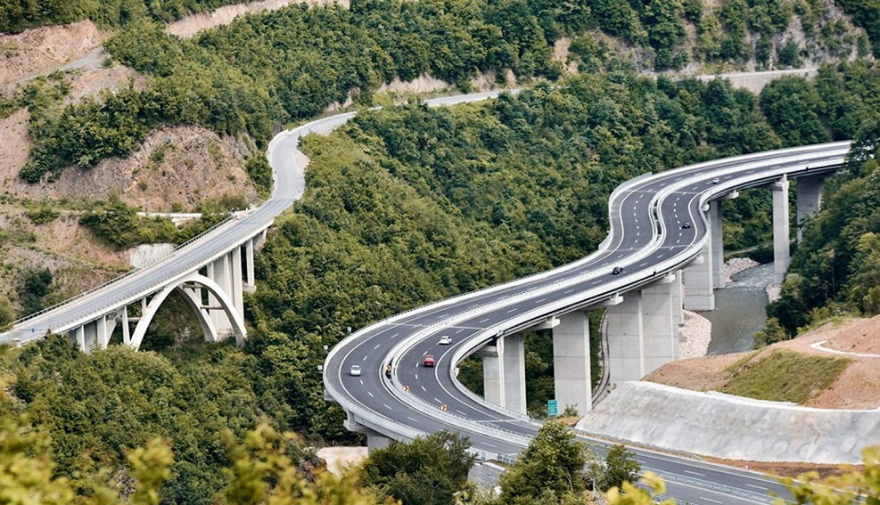 Hyn ne fuqi vendimi, ndalohet qarkullimi i automjeteve mbi 7.5 ton ne rruget e Kosoves